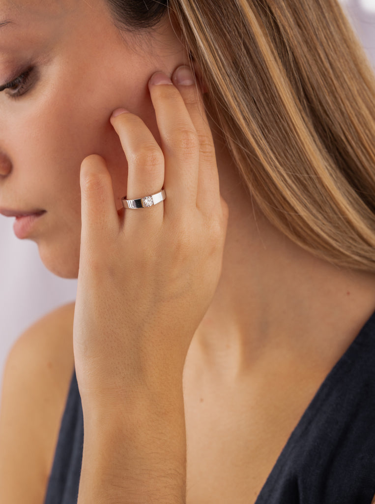 Anillo con circonitas de plata rectangular con circonita central