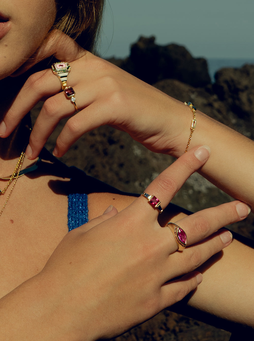 Anillo con piedras en forma oval en tono rosa y circonitas-LINEARGENT