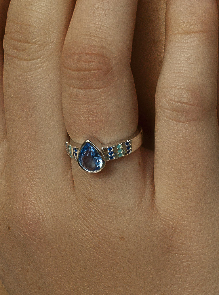 Anillo con piedras lágrima central y circonitas-LINEARGENT