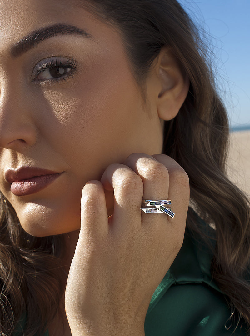 Anillo con piedras tono azul estilo geométrico