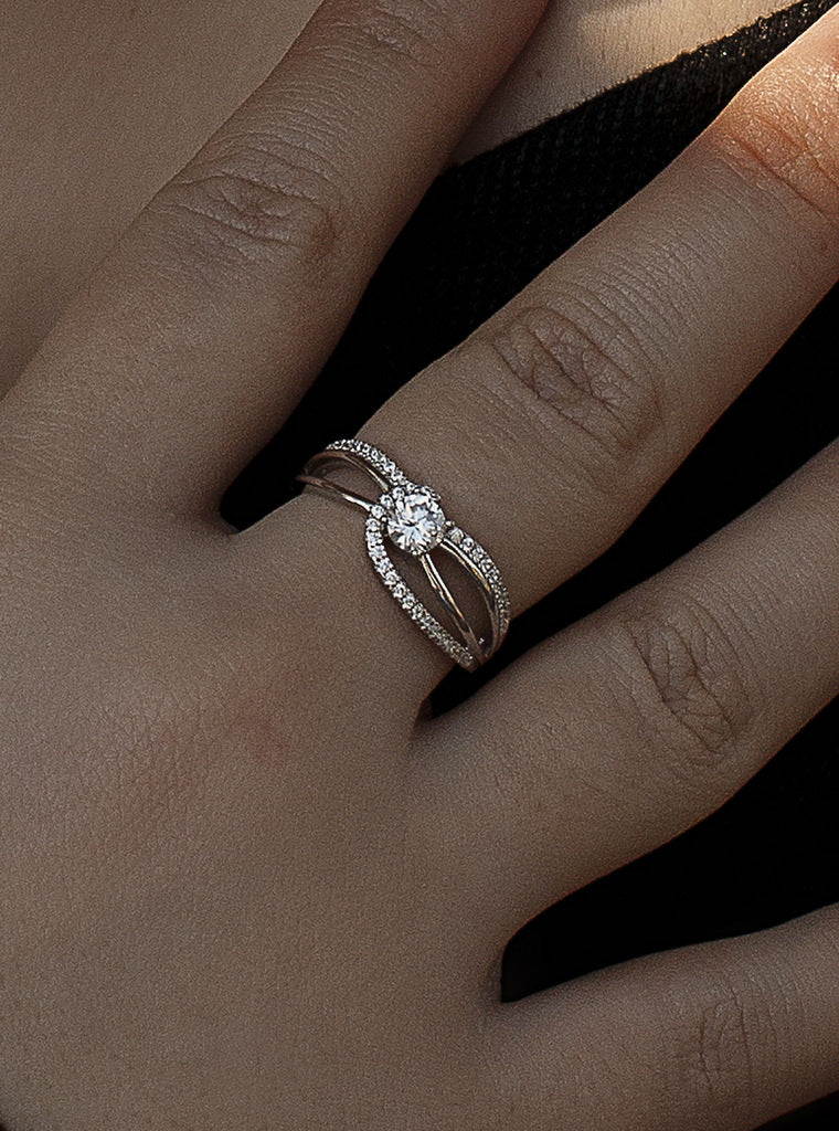 Anillo de circonitas de plata con circonita central