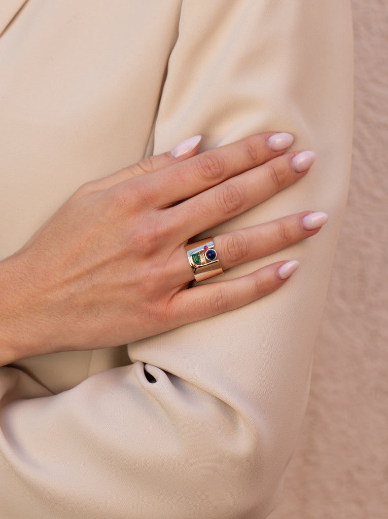 Anillo de diseño ancho estilo vanguardista con gemas