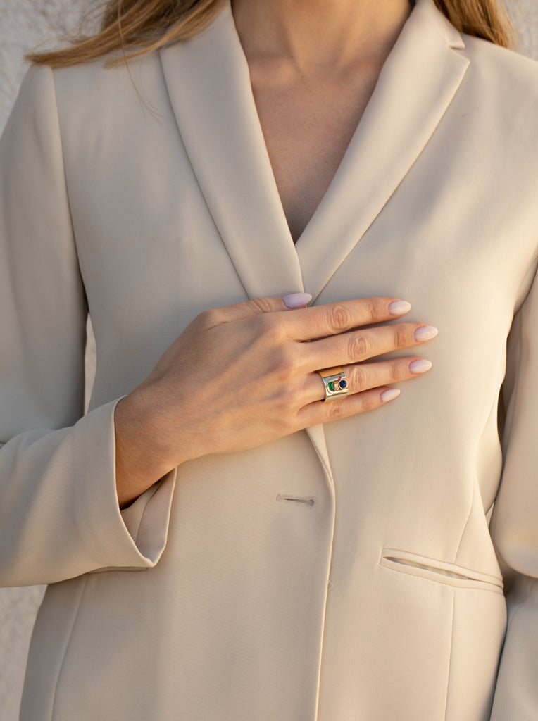 Anillo de diseño ancho estilo vanguardista con gemas