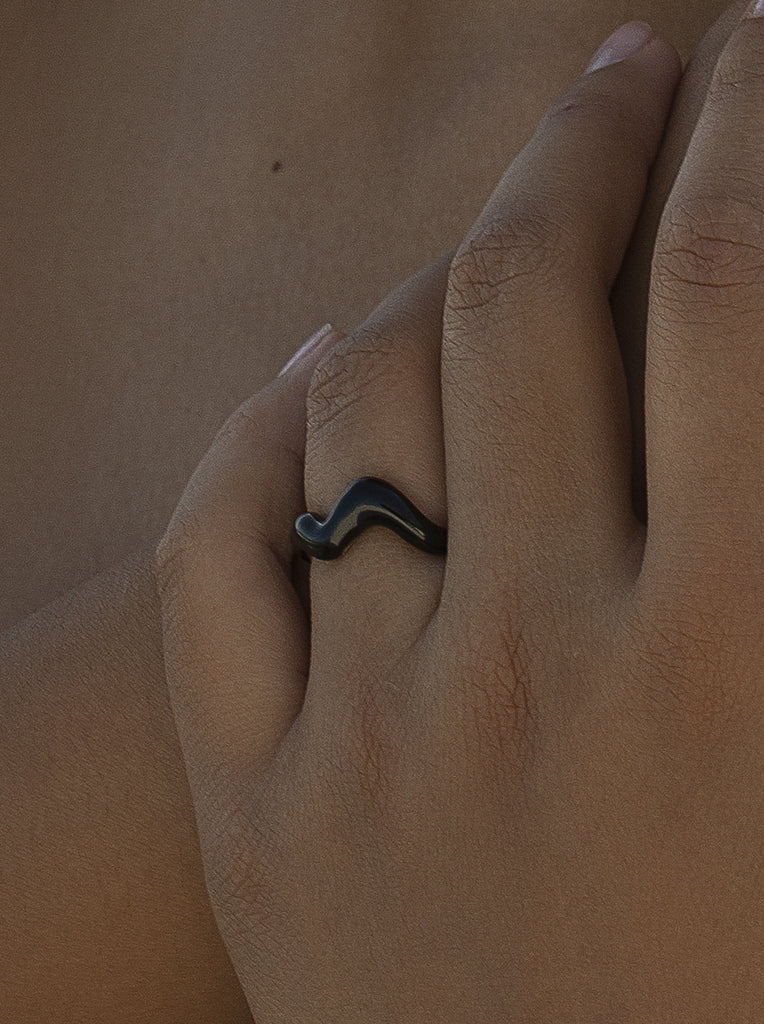 Anillo de diseño con forma ondulada y esmalte negro