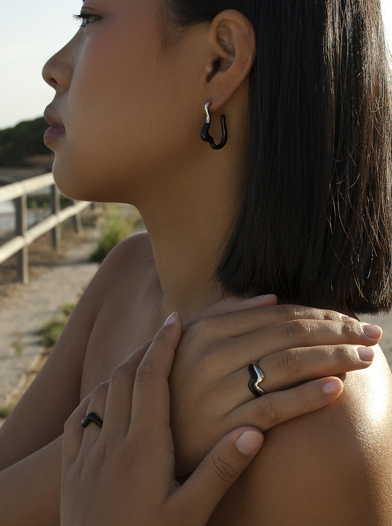 Anillo de diseño con forma ondulada y esmalte negro