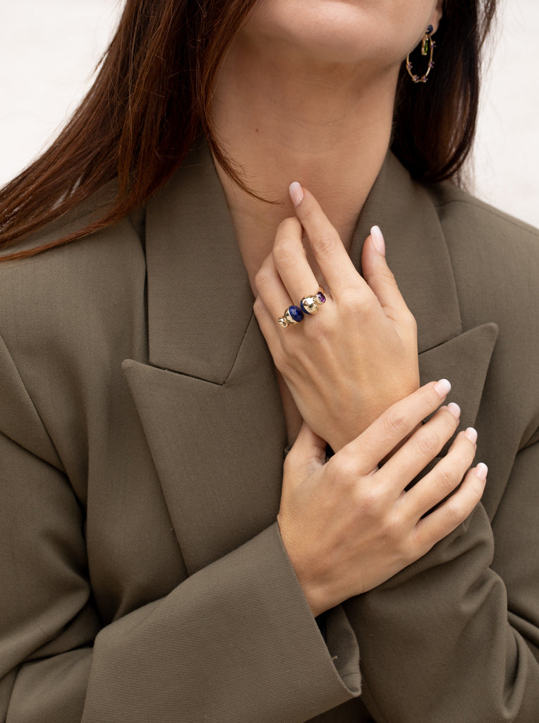 Anillo de diseño con piedras naturales lapislázuli
