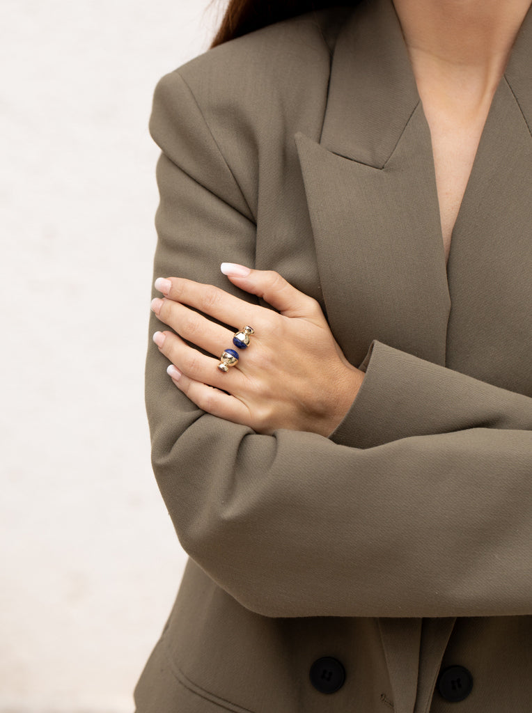 Anillo de diseño con piedras naturales lapislázuli