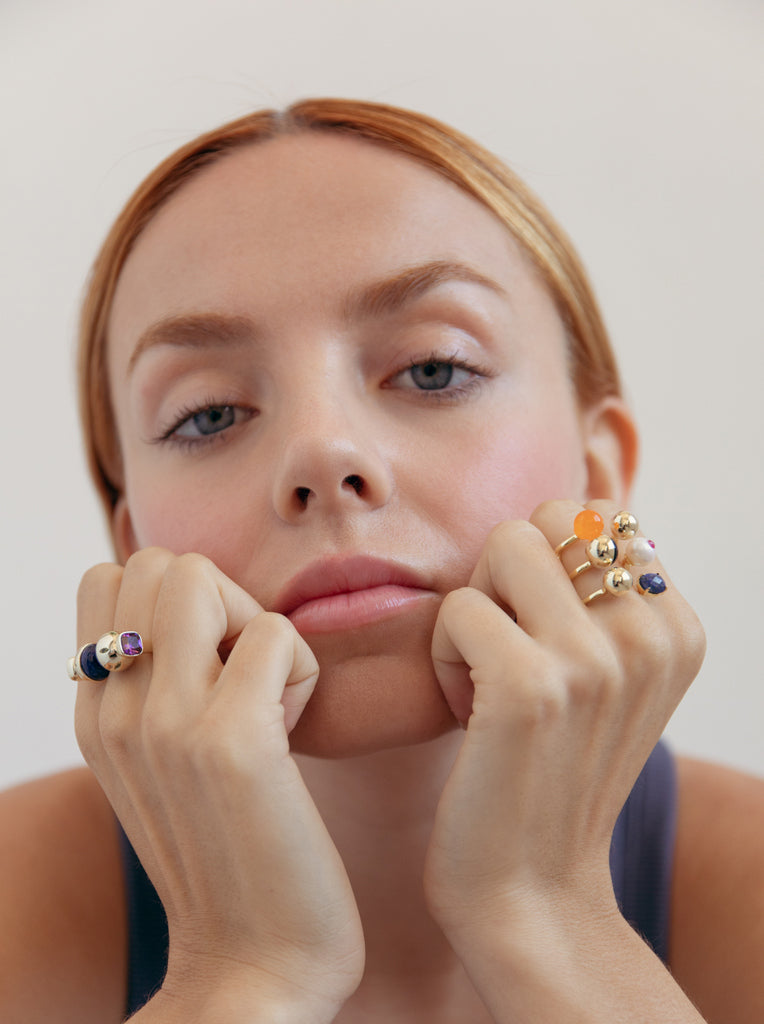 Anillo de diseño con piedras naturales lapislázuli