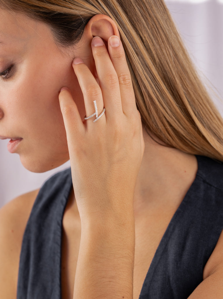 Anillo de diseño minimalista y elegante de plata