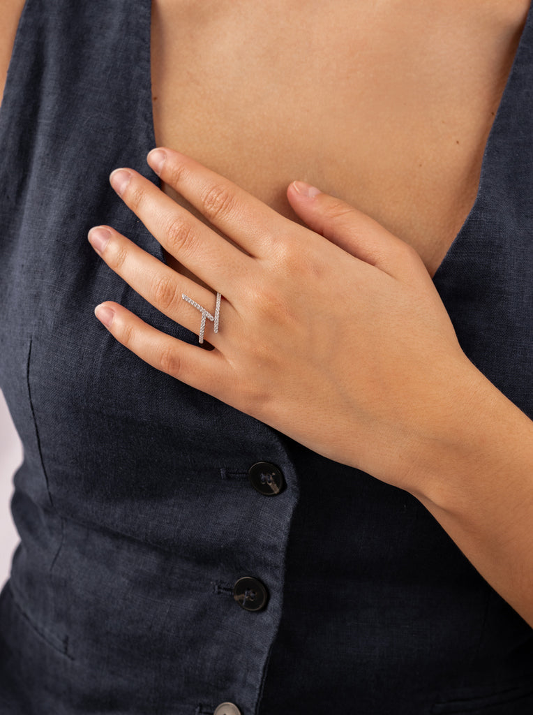 Anillo de diseño minimalista y elegante de plata