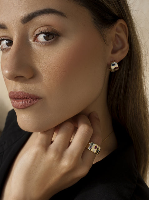 Anillo de plata bañado en oro con gemas multicolor