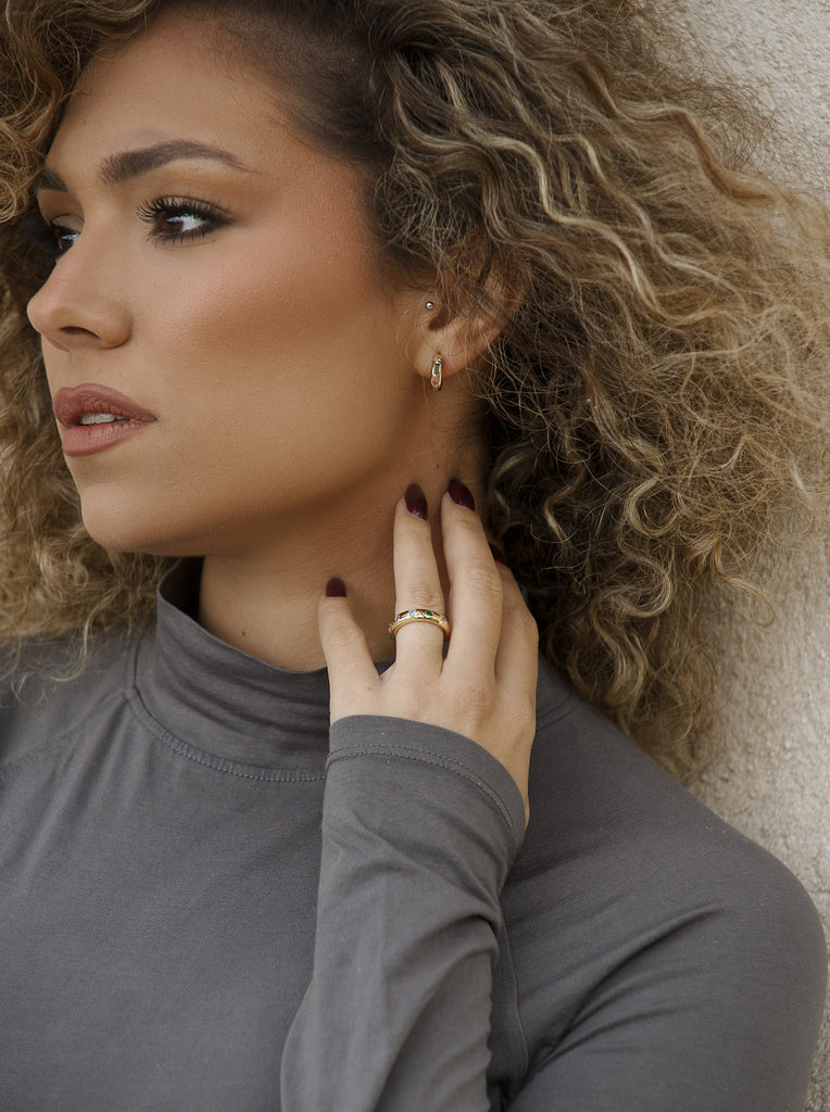 ring silver plated in gold with gems of colours