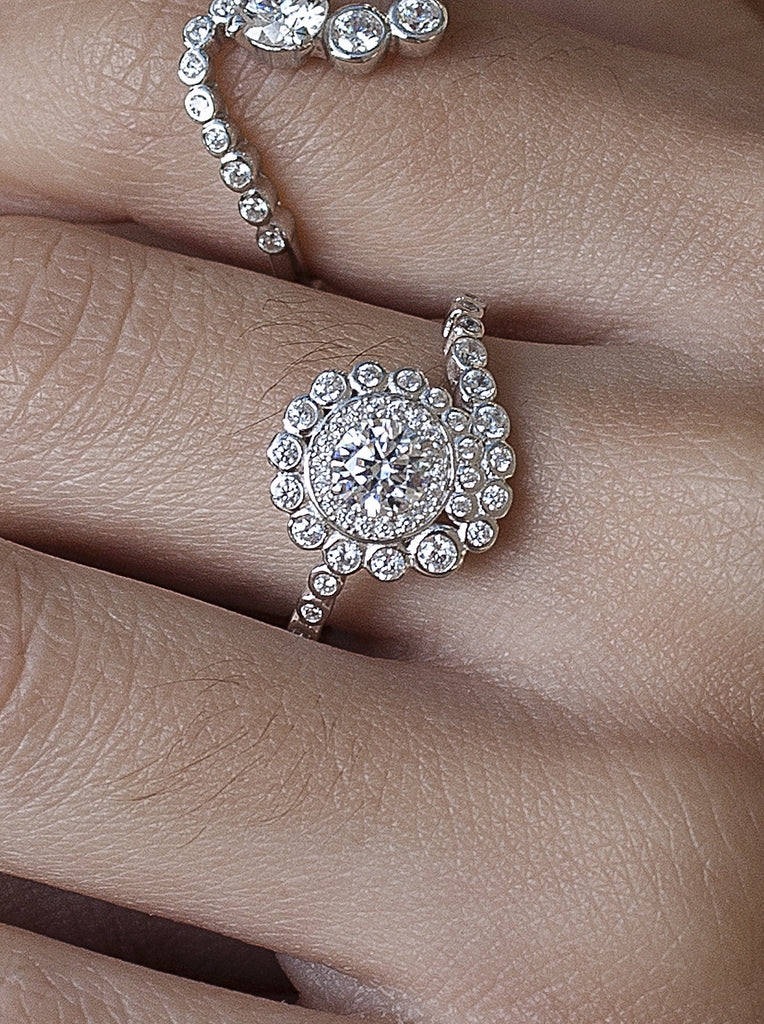 Anillo de plata circular con circonita al rededor de una pieza central-LINEARGENT