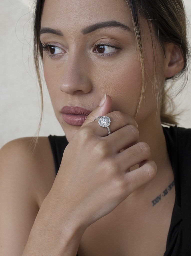 Anillo de plata circular con circonita al rededor de una pieza central