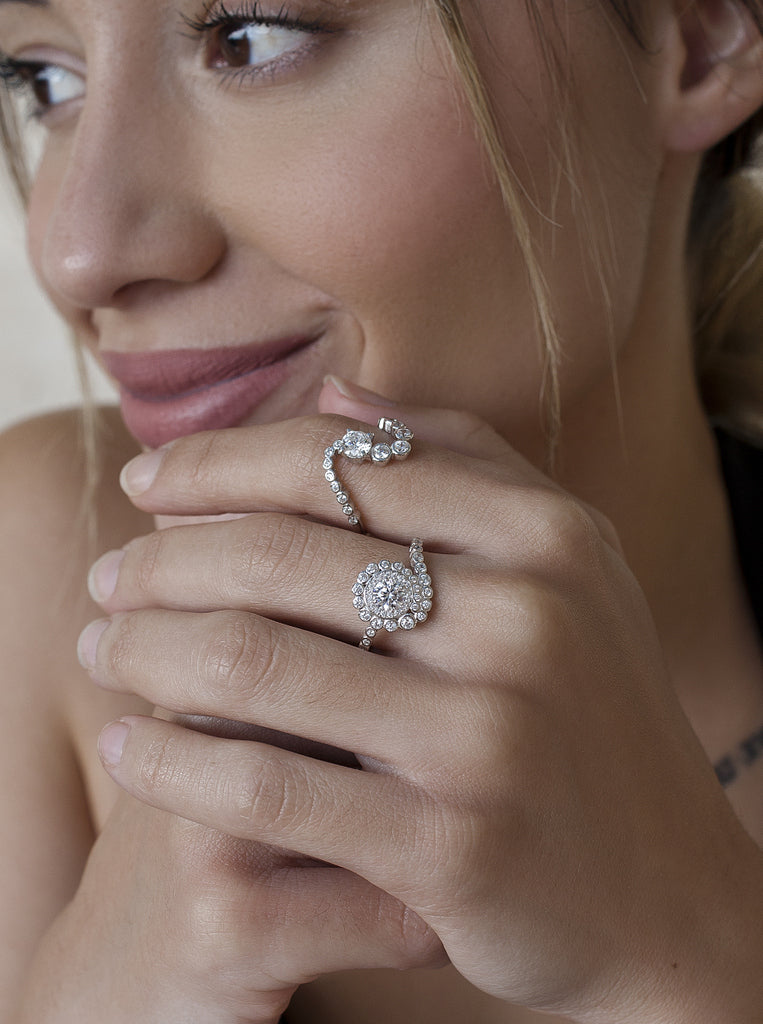 Anillo de plata circular con circonita al rededor de una pieza central