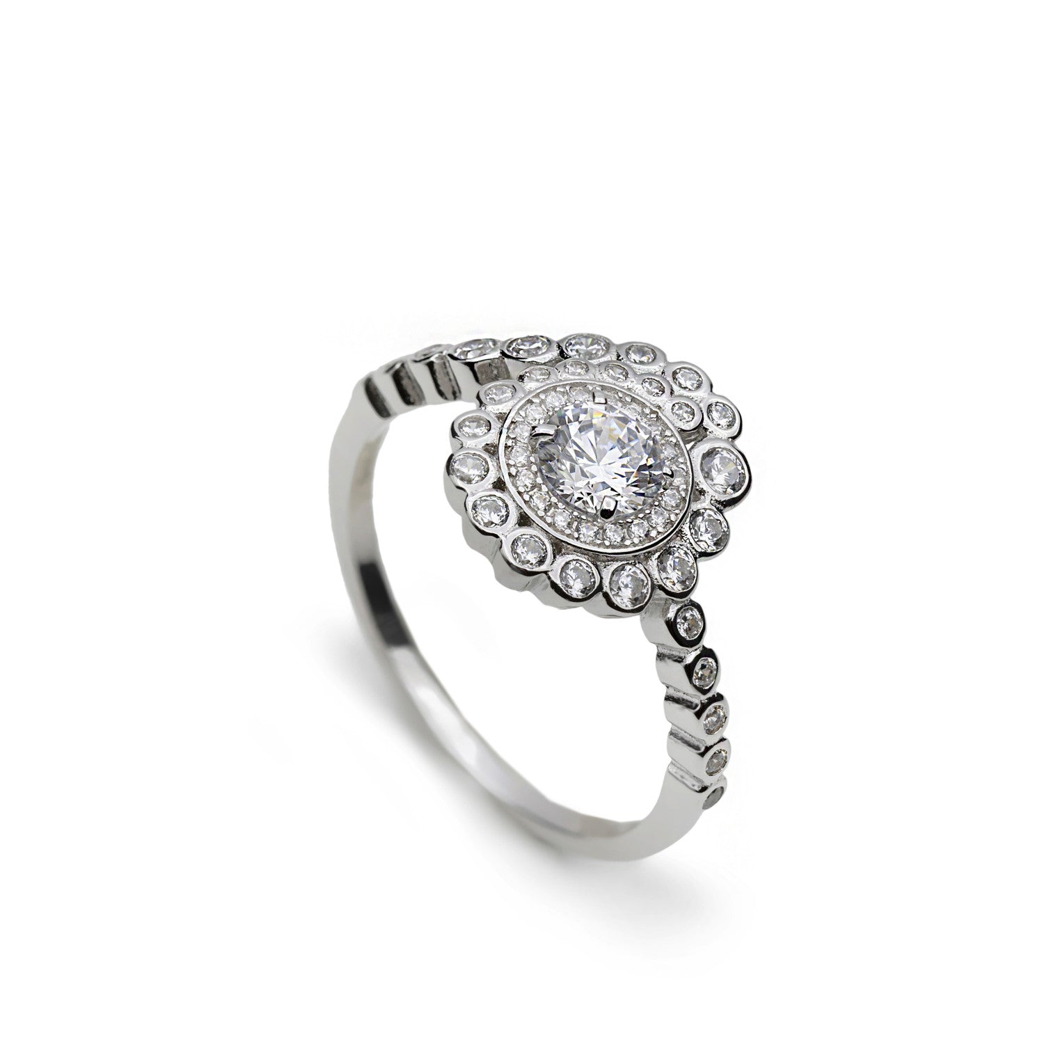 Anillo de plata circular con circonita al rededor de una pieza central-LINEARGENT