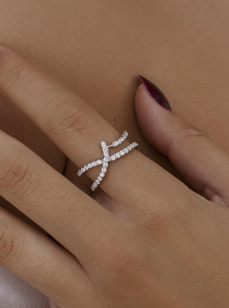Anillo de plata con circonitas diseño cruzado-LINEARGENT