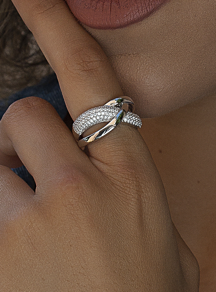 Anillo de plata con circonitas diseño entrelazado