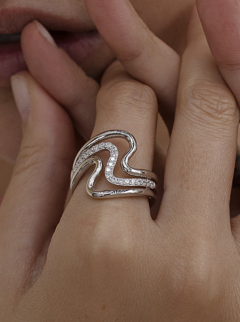 bague de argent avec zircons design vagues