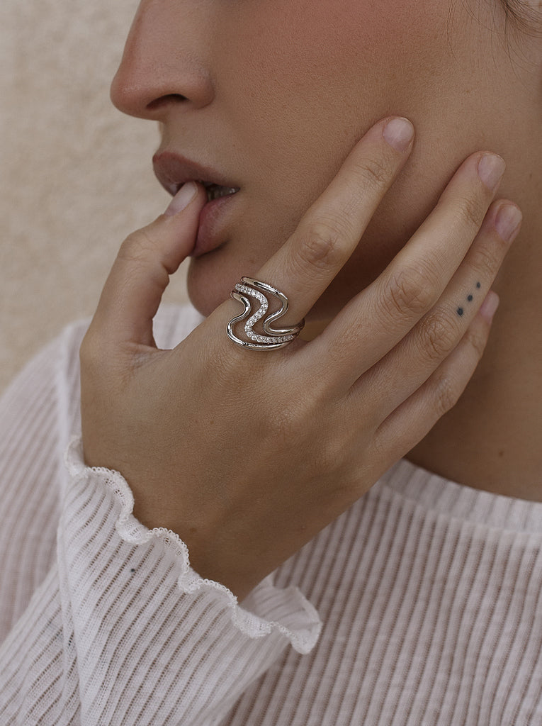 bague de argent avec zircons design vagues