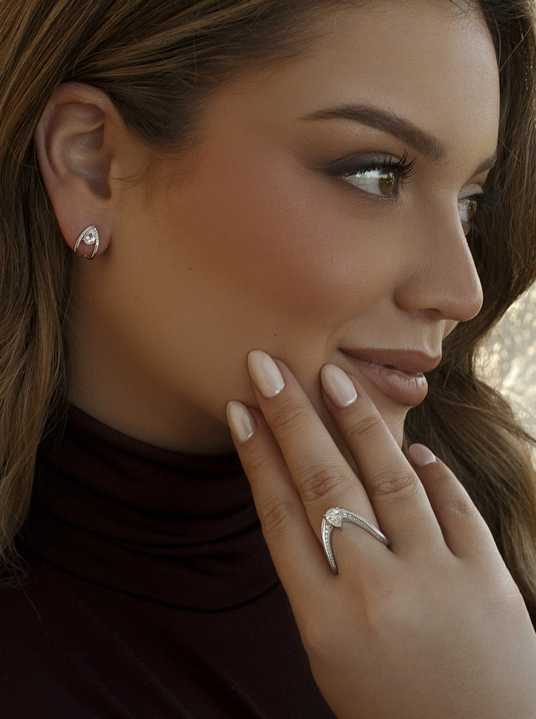 Anillo de plata con circonitas diseño originales y talla pera