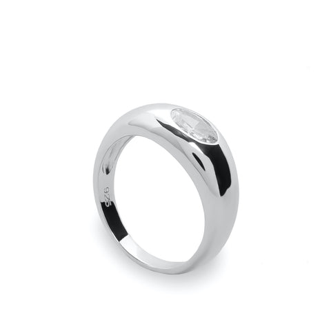 Anillo de plata con diseño abombado y circonia