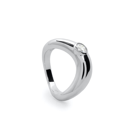 Anillo de plata con diseño orgánico y circonita