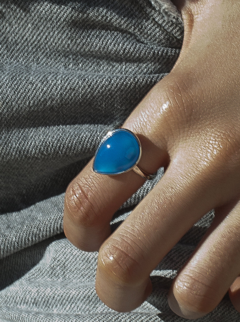 Anillo de plata con piedra azul en forma de gota-LINEARGENT