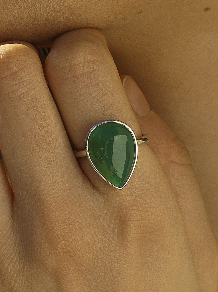 Anillo de plata con piedra verde en forma de gota-LINEARGENT