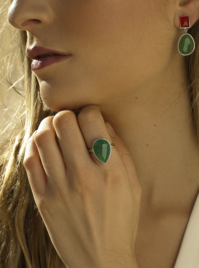 bague de argent avec pierre verde en form de gota
