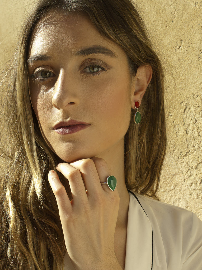 bague de argent avec pierre verde en form de gota