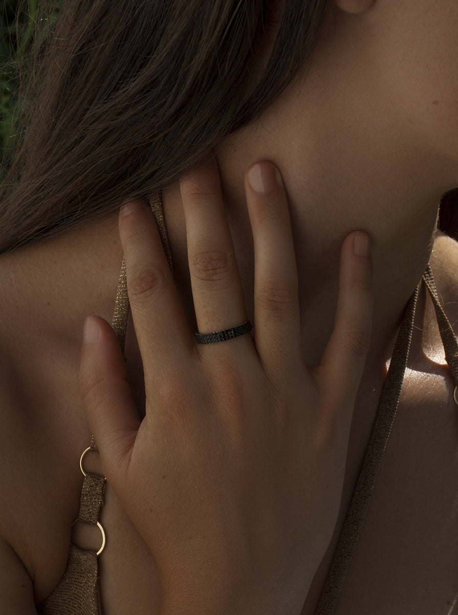 bague de argent avec tres lineas de mini zircons noir