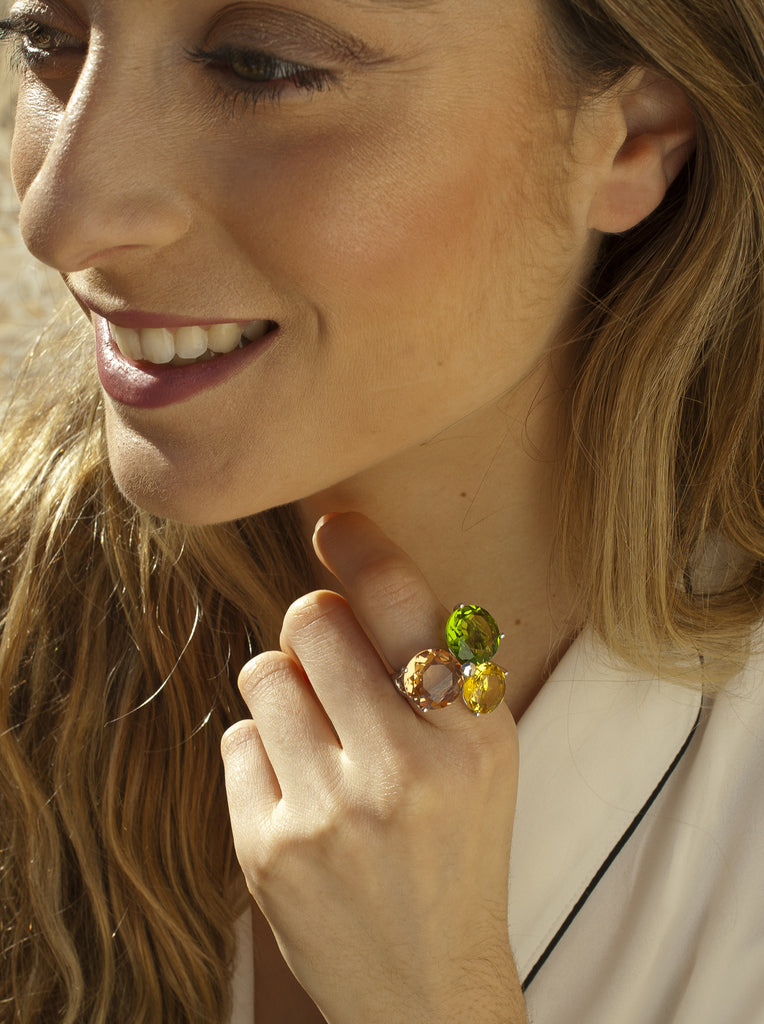 Anillo de plata con tres piedras en tonos tierra
