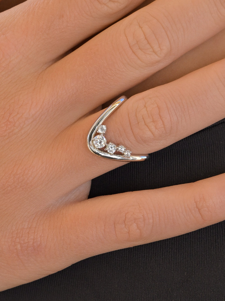 Anillo de plata curbado con circonitas