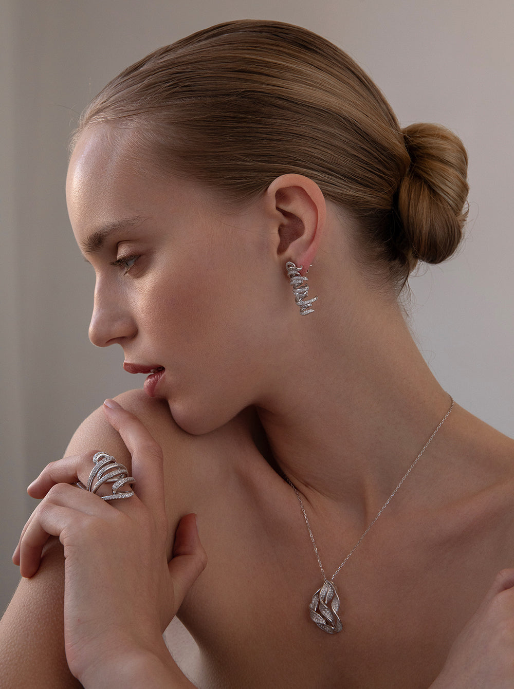 bague de argent design original enchevêtré avec zircons