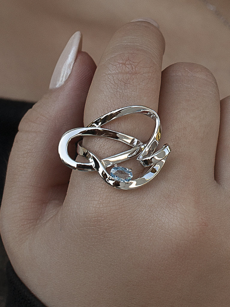 Anillo de plata en espiral con piedra en tono azul
