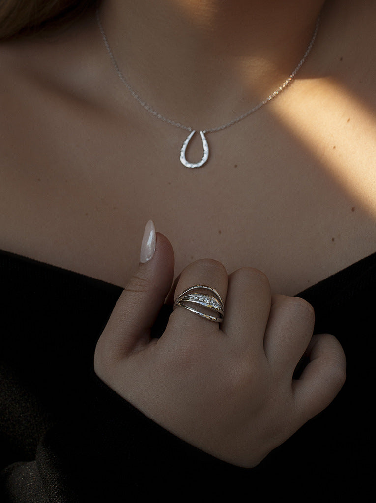 Anillo de plata lineal con circonitas centrales