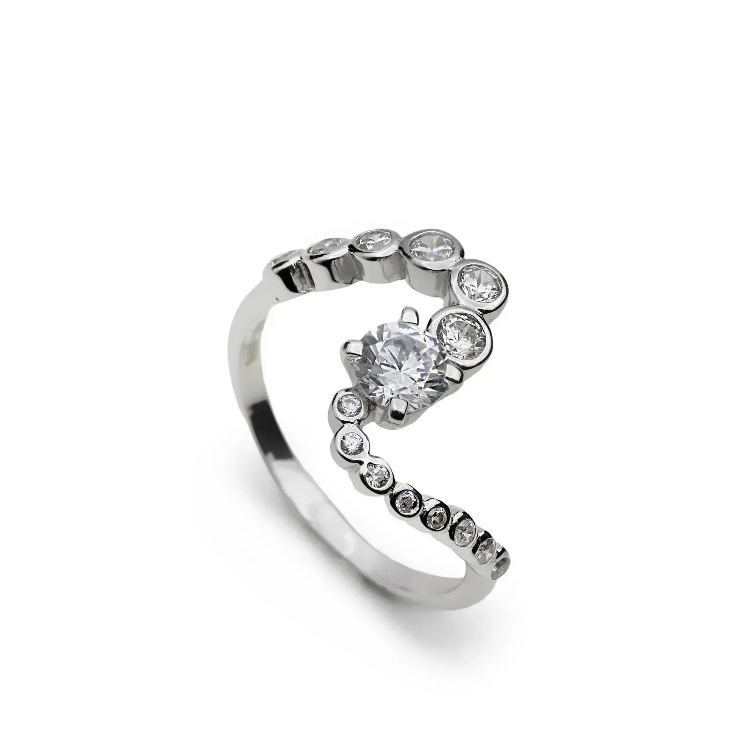 Anillo de plata ondulado con circonitas de diferentes medidas en su contorno-LINEARGENT