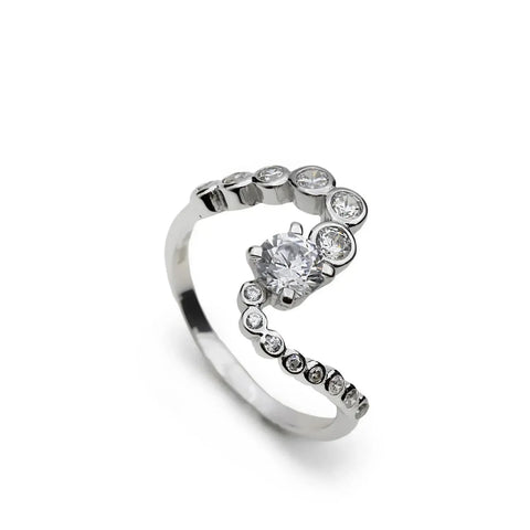 Anillo de plata ondulado con circonitas de diferentes medidas en su contorno-LINEARGENT