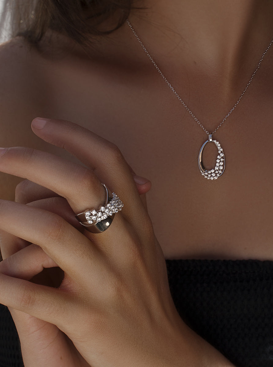 Anillo diseño cruzado de plata con circonitas