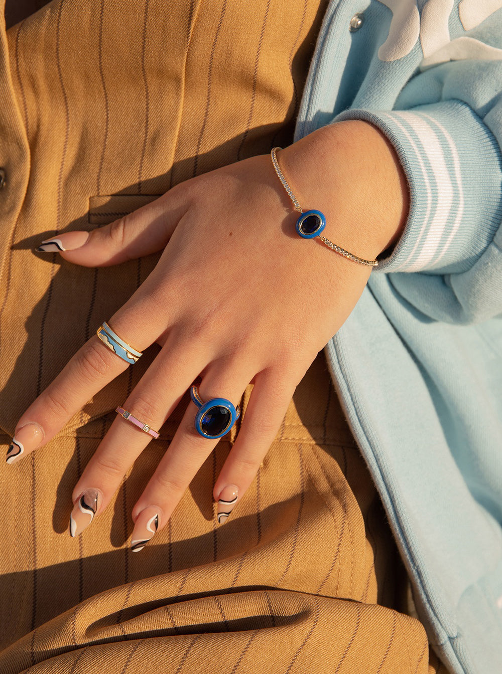 Anillo esmalte azul con detalle de nubes