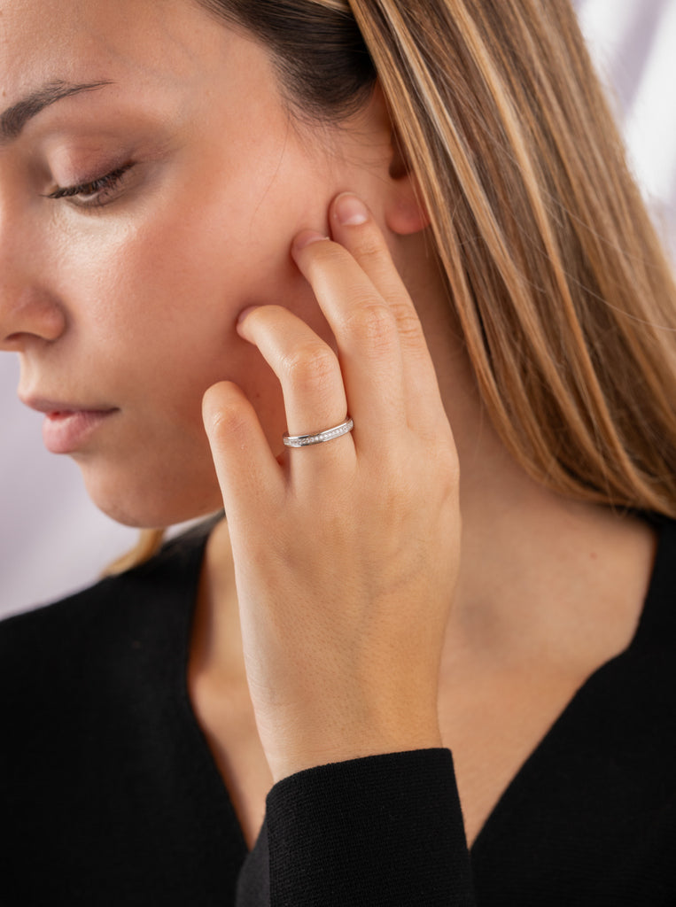 Anillo fino con circonitas de plata diseño basico