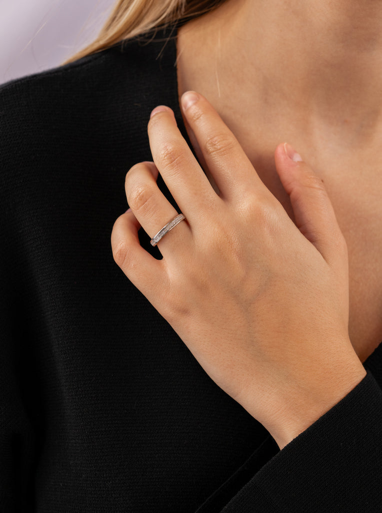 Anillo fino con circonitas de plata diseño basico