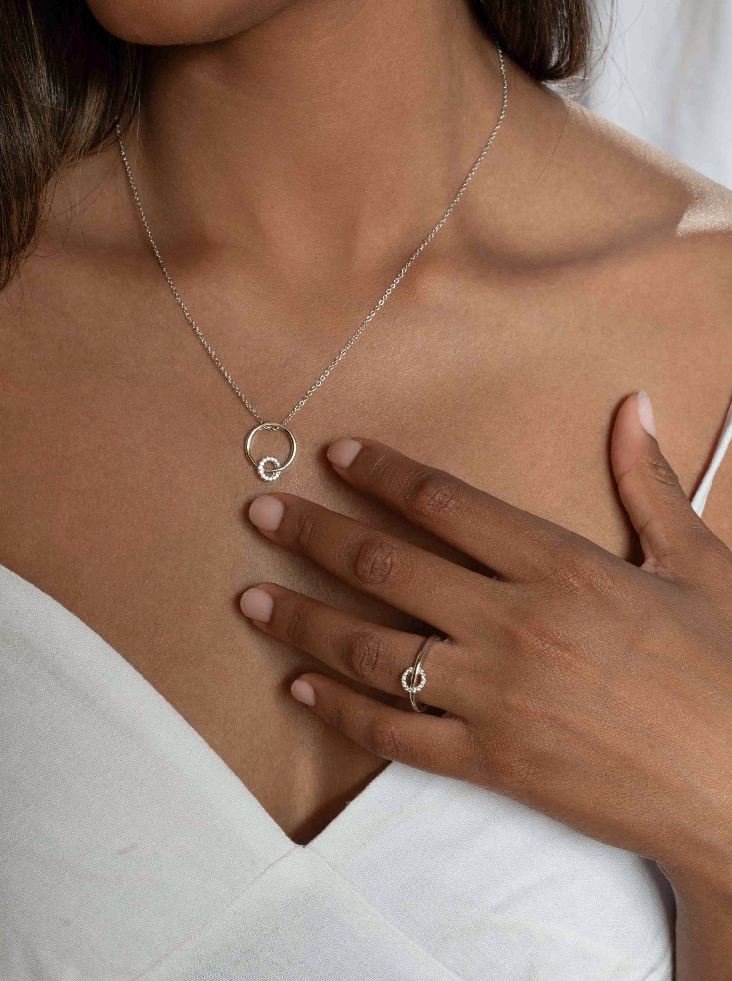 Anillo fino con circonitas diseño circular