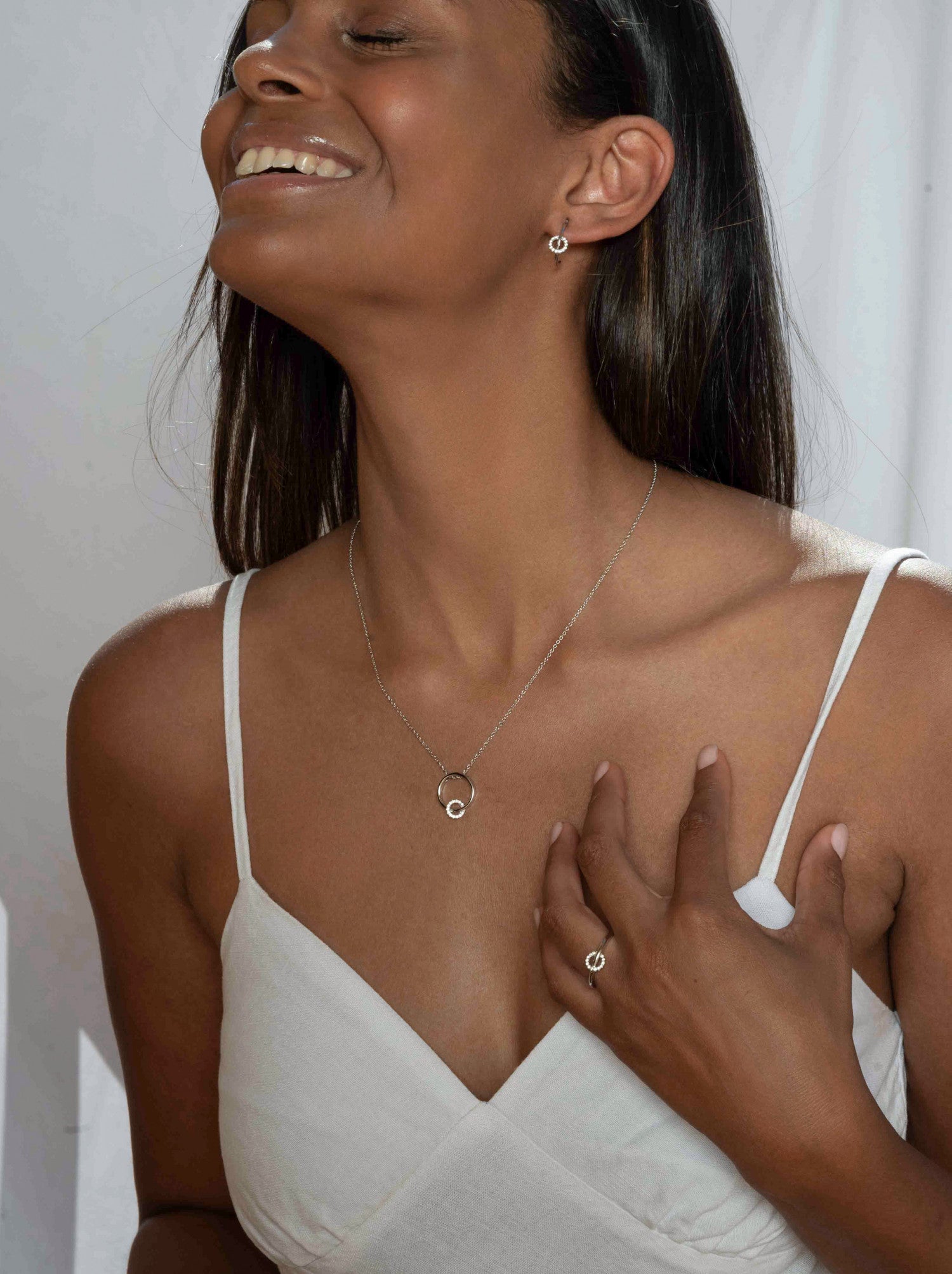 Anillo fino con circonitas diseño circular