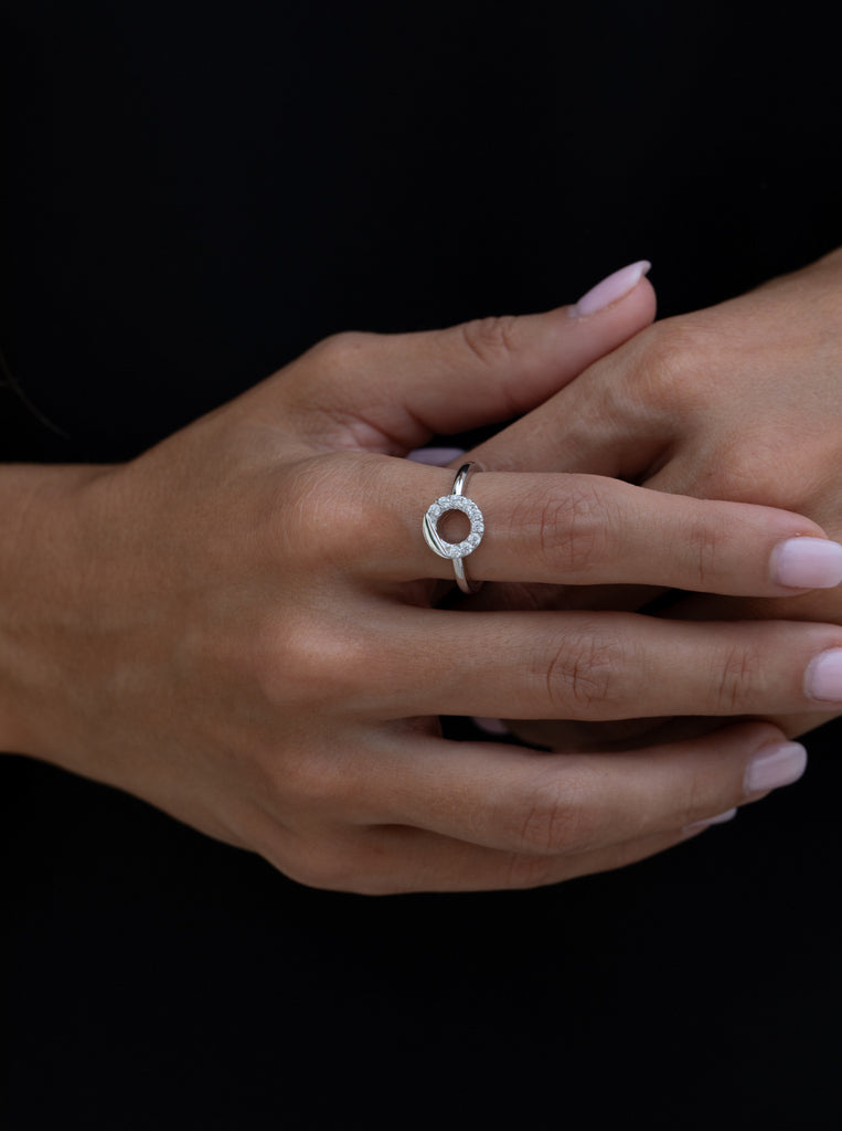 Anillo fino con circulo tipo donut