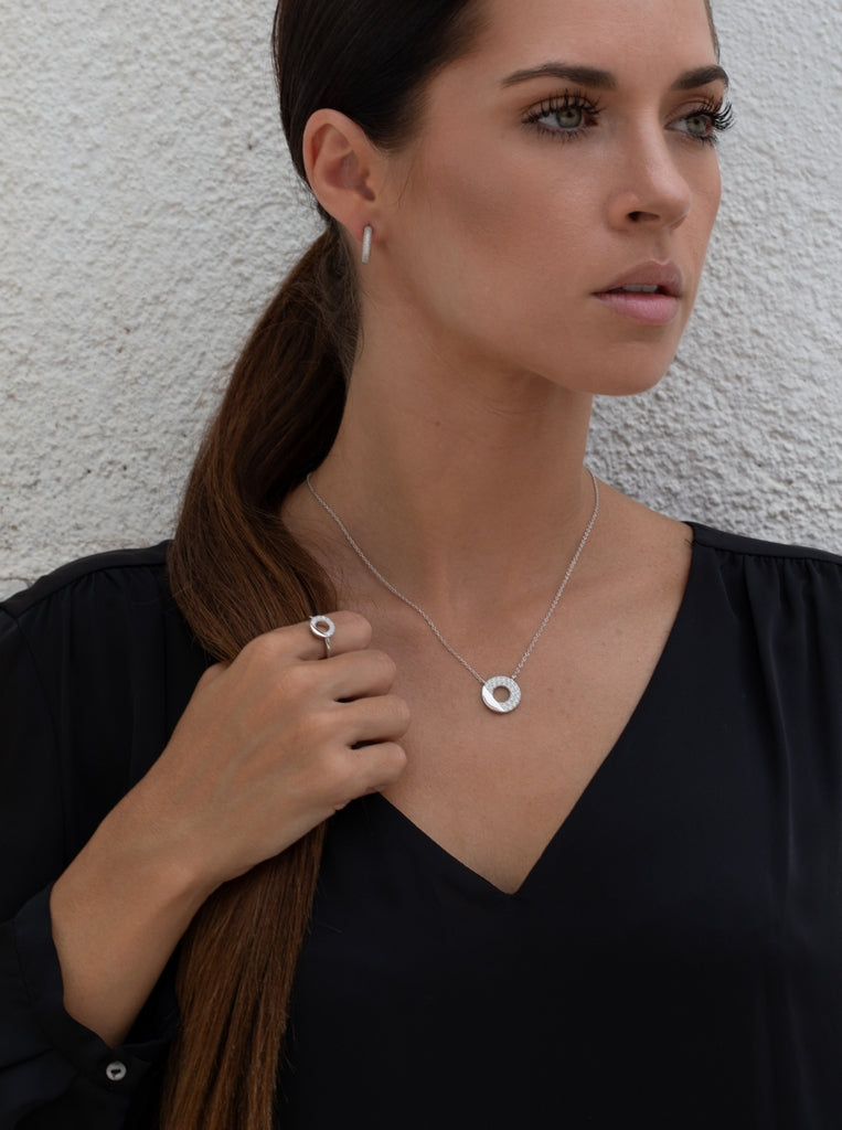 Anillo fino con circulo tipo donut