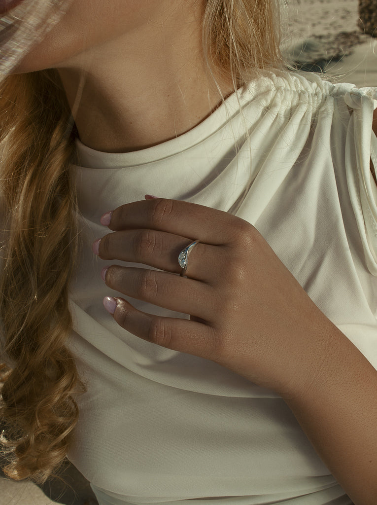 Anillo fino de plata con circonita talla marquesa