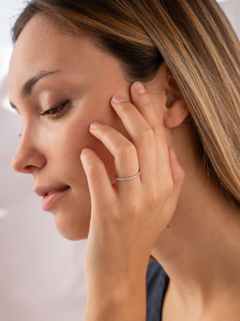 Anillo fino de plata con circonitas diseño minimal