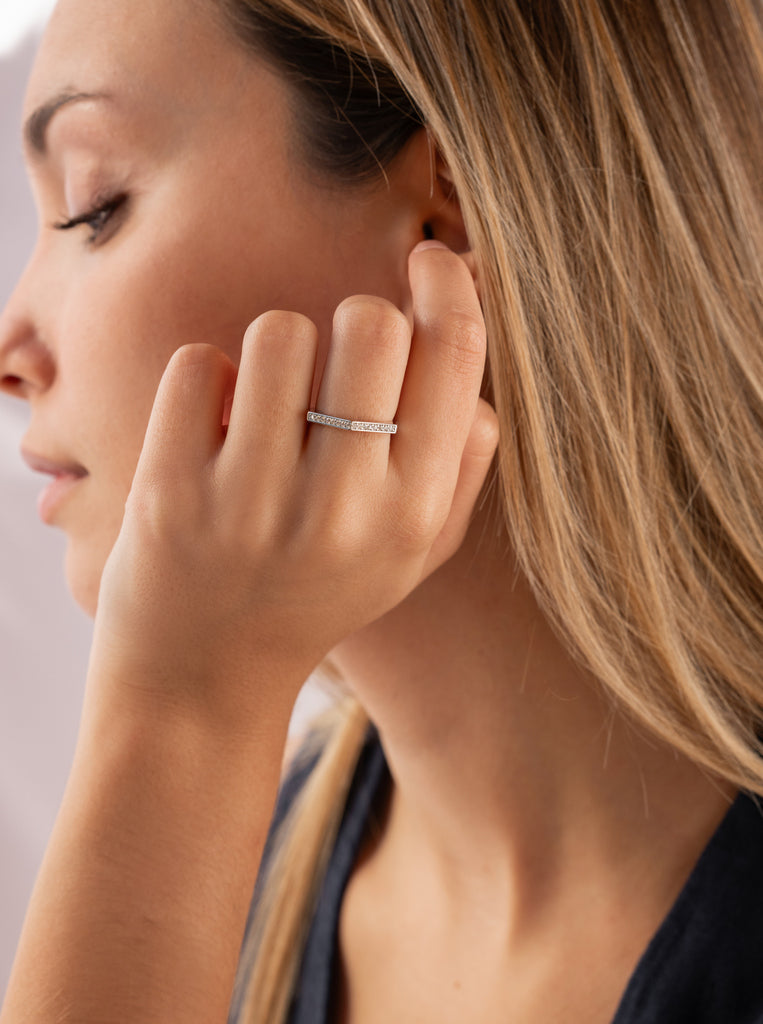 Anillo fino de plata con circonitas estilo triangular-LINEARGENT